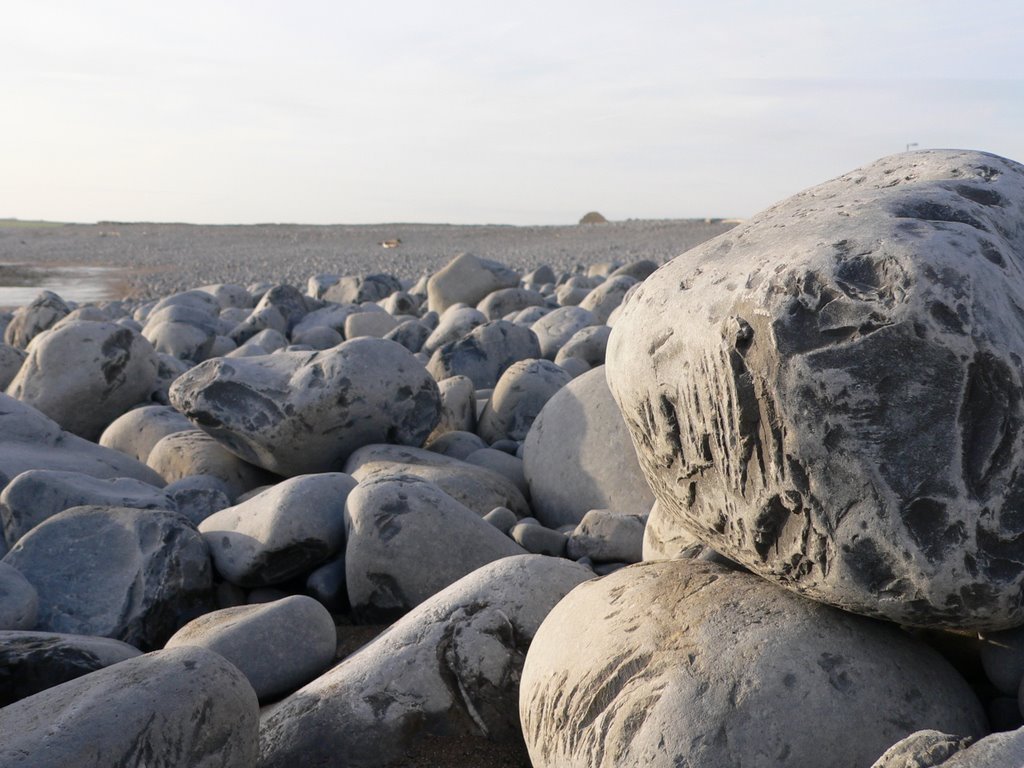 Rocky beach, The Leys, Gileston by Kelvin Sweet