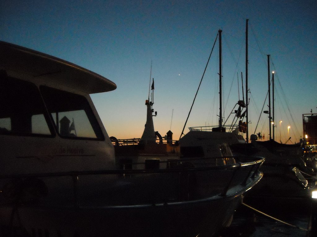 Puesta de sol entre barcos y mástiles. Puerto de Mazagón, marzo de 2009 by viajeroandaluz