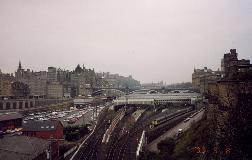 Waverley Station, Endiburgh by Sergio Araujo