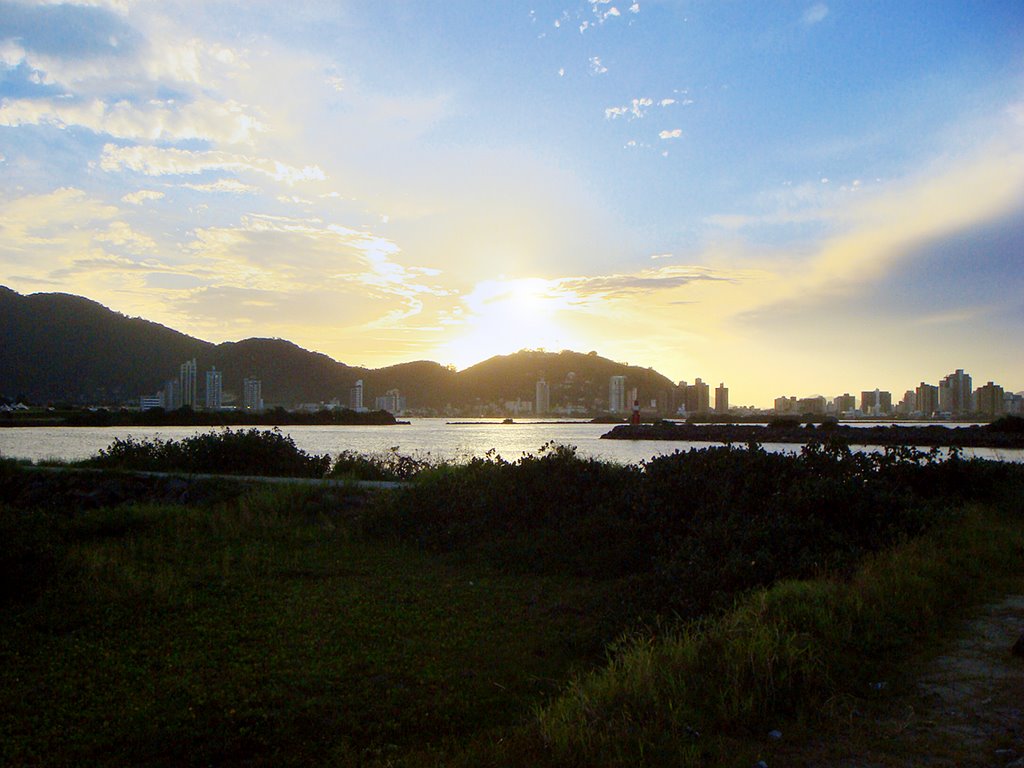 Pôr-do-sol Itajaí/Navegantes by Roni Vahldiek