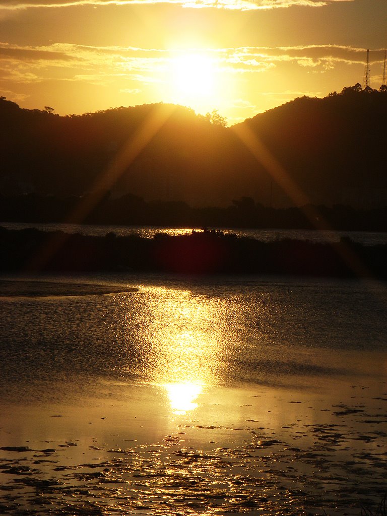 Pôr-do-sol Itajaí/Navegantes by Roni Vahldiek