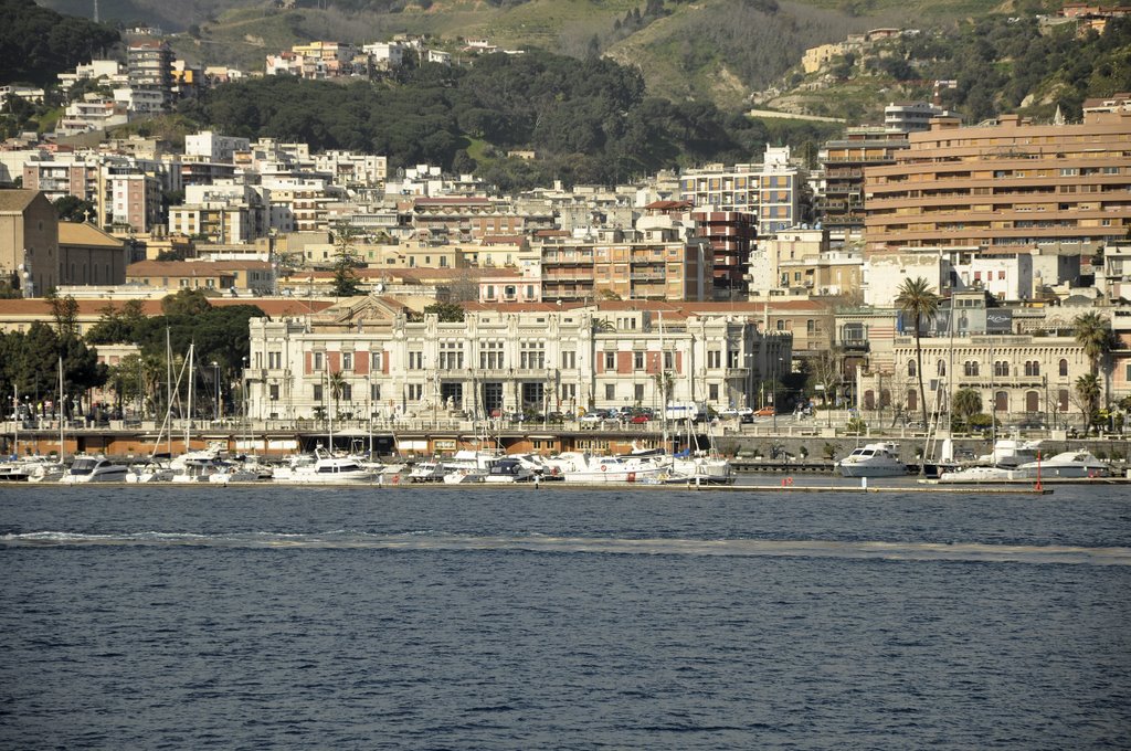 Messina dalla nave traghetto. by Nicola e Pina Messin…