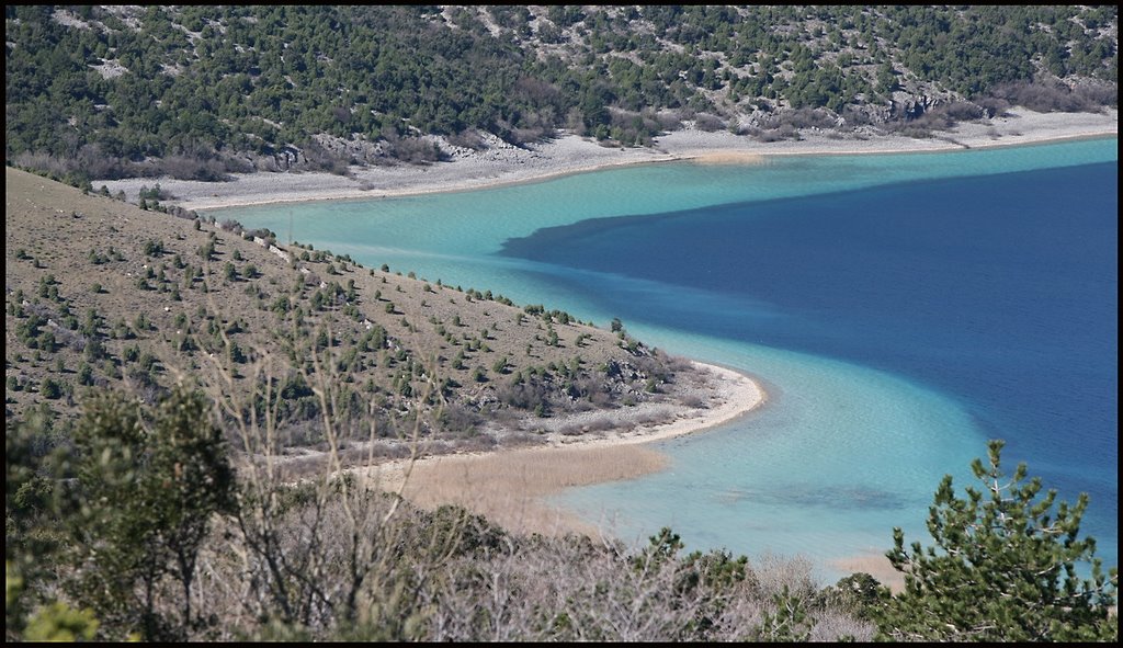 Vransko jezero 16.03.2009. Na dolomitskim stijenama voda otječe i površinski, pa stvara doline i ponire na kontaktu s vapnencima. Dolomitski teren se prema okolnom vapnenačkom zemljištu snižava, pa su na taj način nastale zatvorene udubine središnje dolomitske zone, medu kojima se ističe udubina Vranskog jezera. by Mick1954