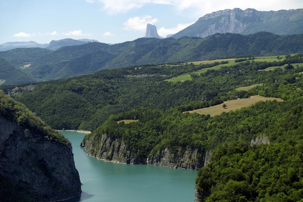 Le lac de Monteynard et le mont Aiguille by Patrick Perrier