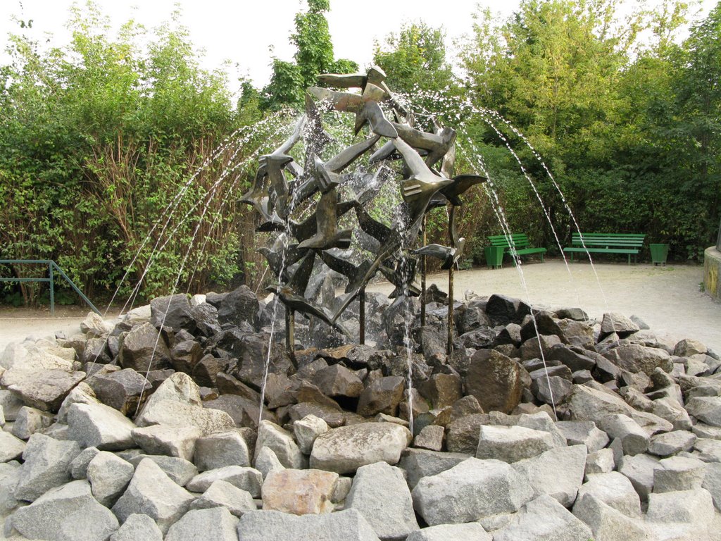 Vogelbrunnen im Tierpark Berlin by Michael Schroeder