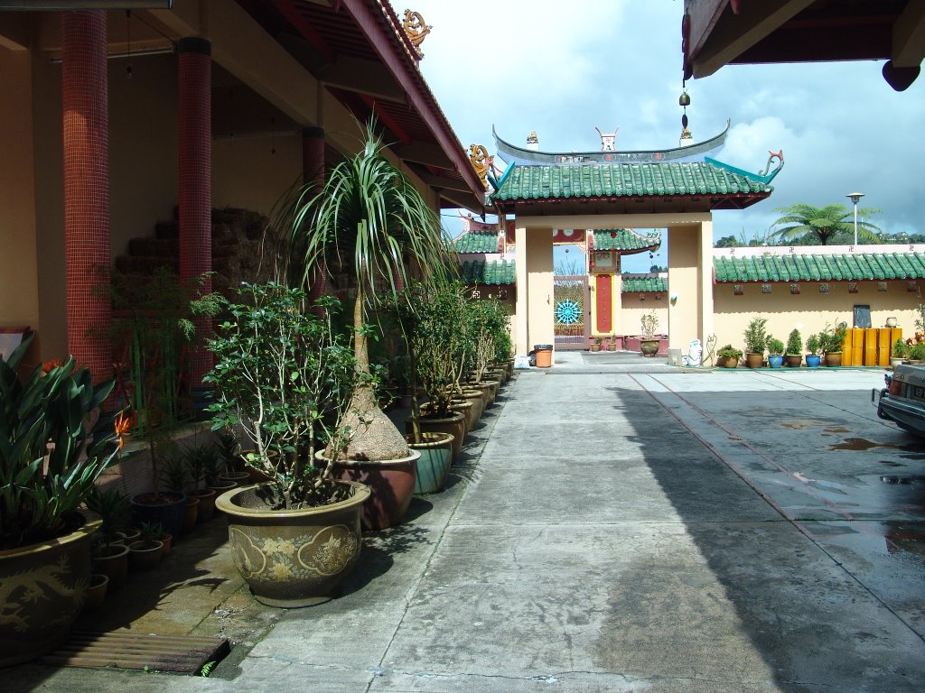 Sam poh temple by bernardleekl