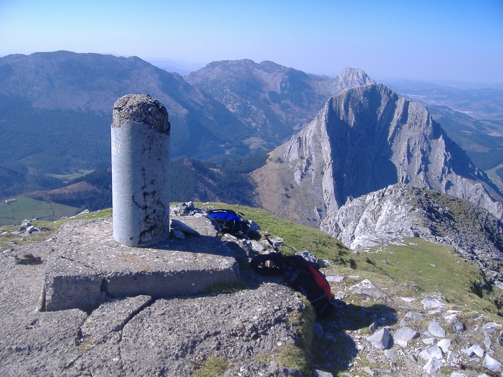 Cima de Alluitz con Untzillatx y Mugarra al fondo by tunante80