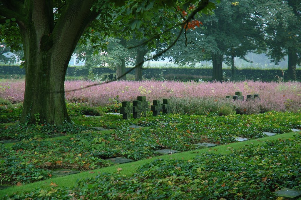 Duitse Militaire Begraafplaats, Hooglede - Designed by Robert Tischler by Andy Malengier