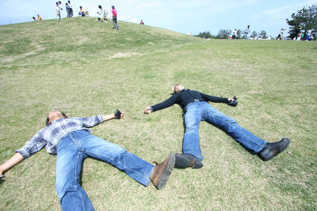 潮岬の芝生の上　On the grass of Shiono cape by sigetzky