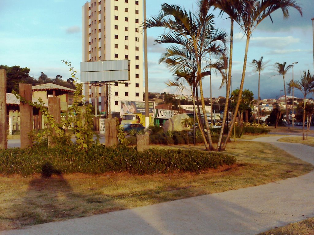 Vista do jardim central Av. 14 de Dezembro -Foto:Luciano Rizzieri by Luciano Rizzieri