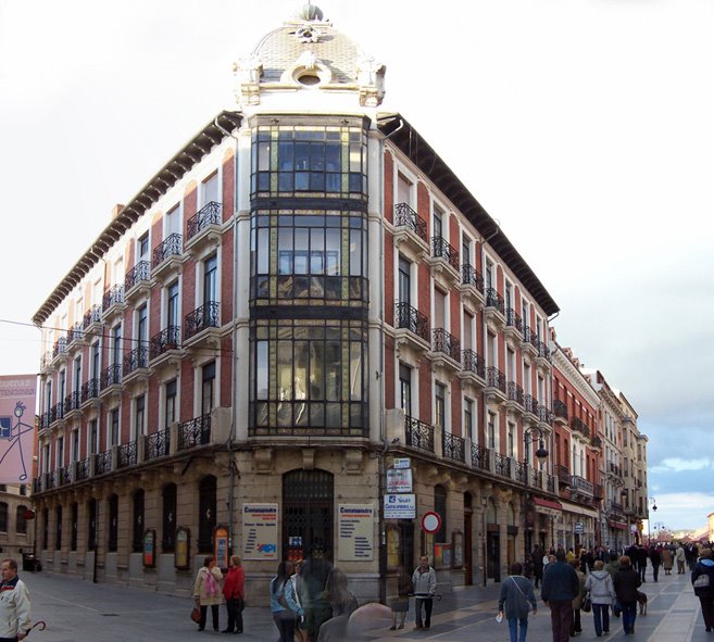 Edificio_En_Calle_Ancha by [ Froilán López ]