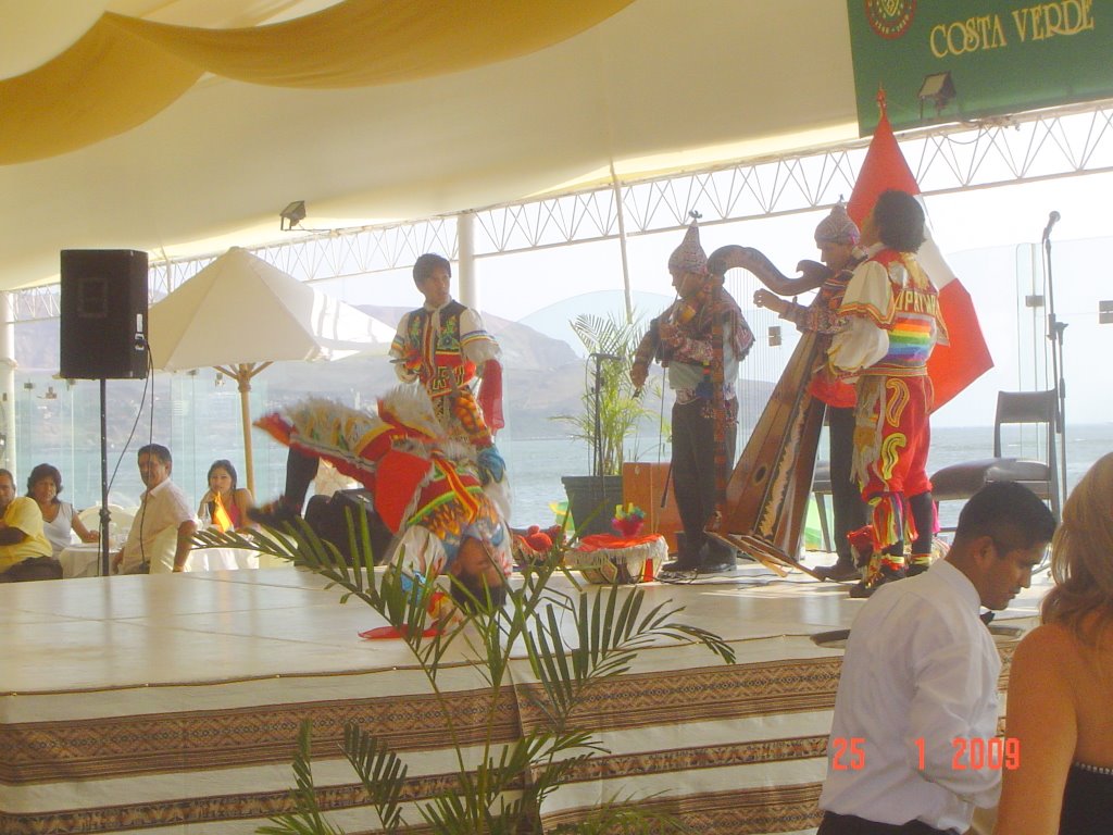 Sunday Lunch at the Costa Verde with Purvian dansers from the Andes by ehdelamar