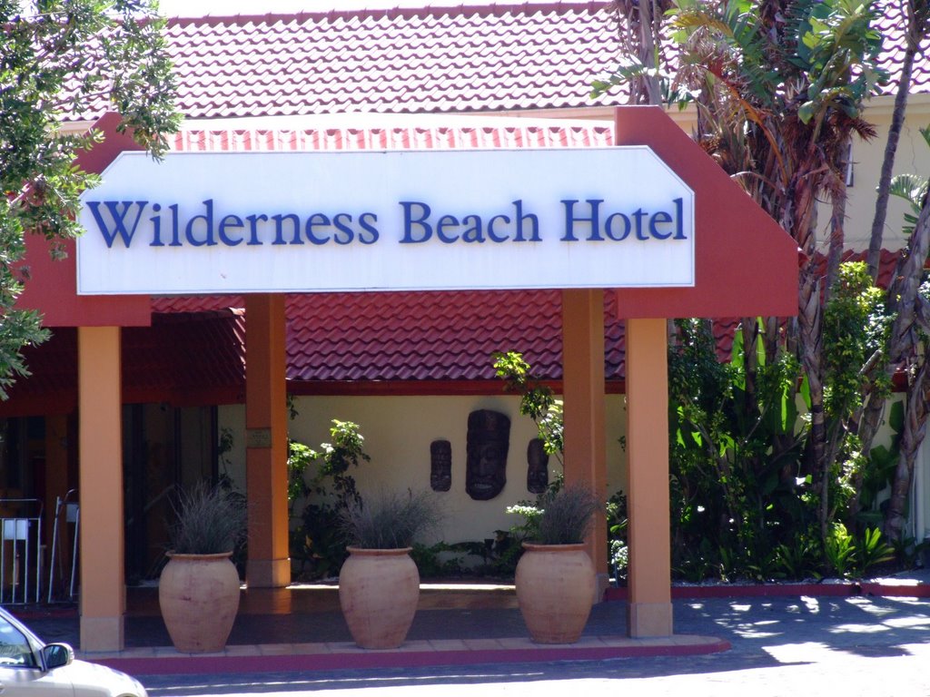 Wilderness Beach Hotel, main entrance by roadrunner48