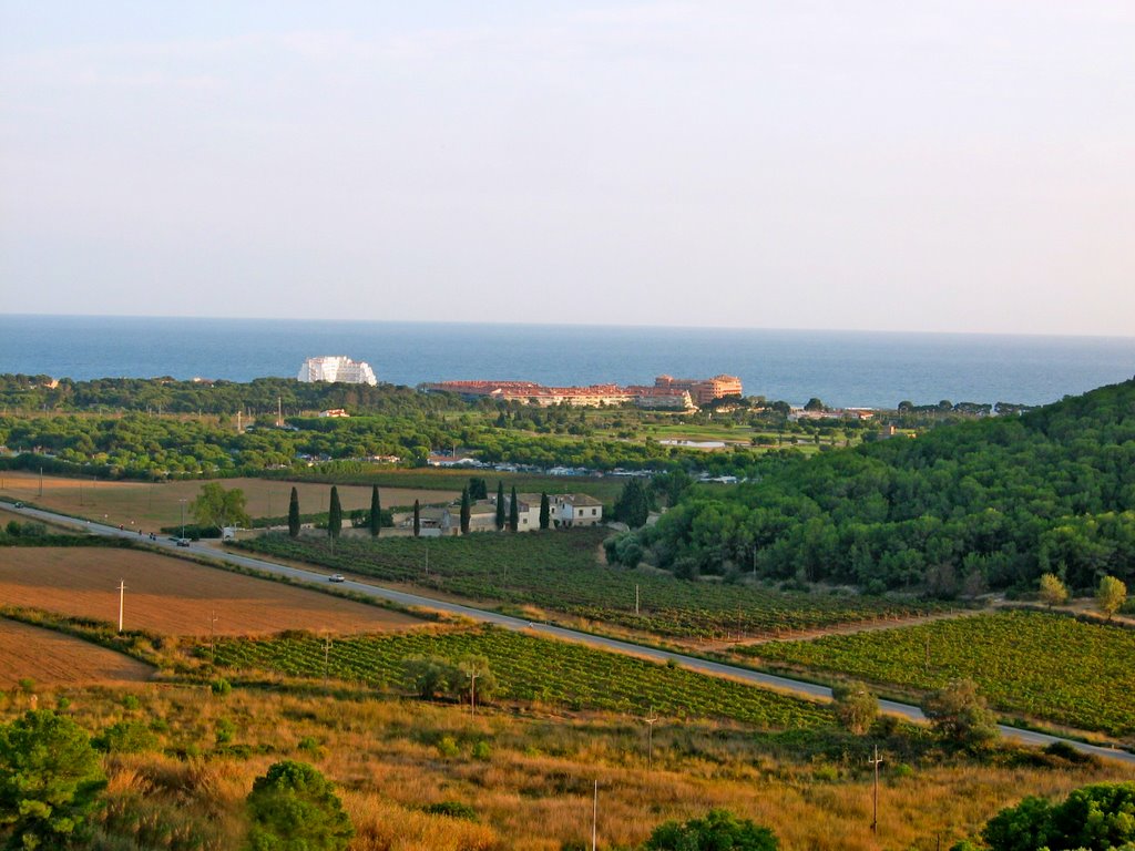 Masia de Can Girona, Sitges, Terramar, des de la depuradora by joan miquel