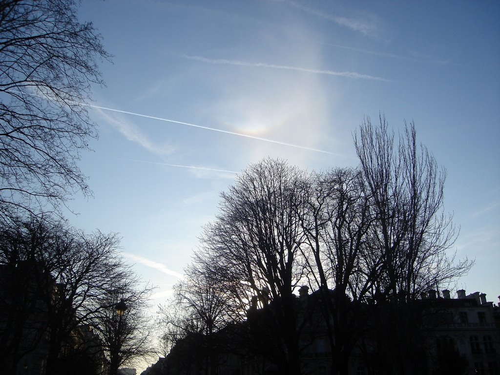 Contrails no céu do Parc Monceau by Anderson Chubasco