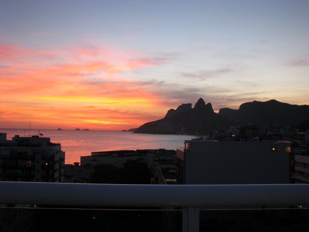 Vista de Ipanema / Leblon / Pedra dois Irmaos (Desde el Atlantis Copacabana) by m a r i n a