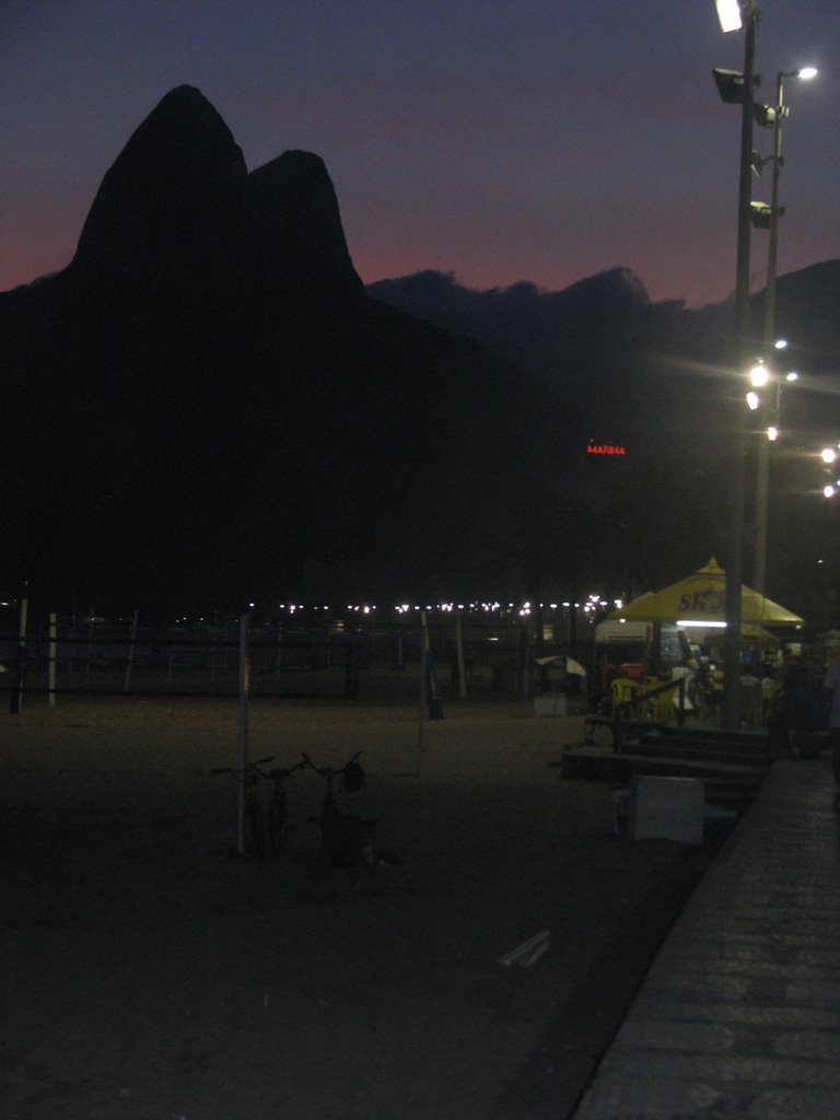 Leblon y Pedra dois Irmaos nocturna. by m a r i n a