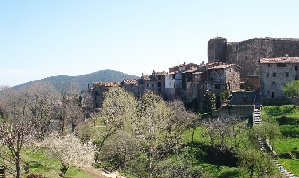 Santa Pau, Gerona. Villa medieval by cesarcriado