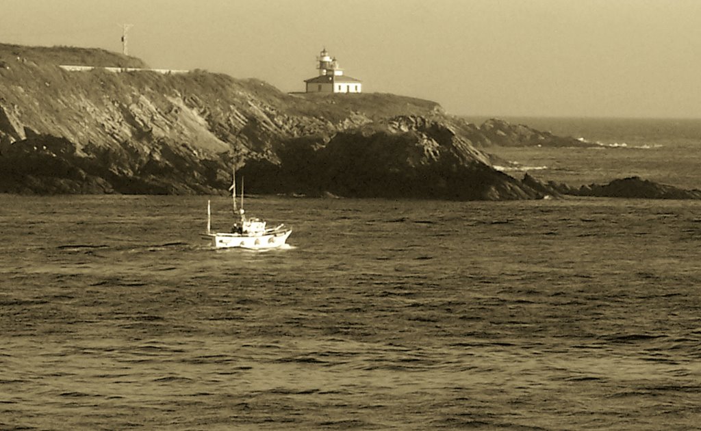 Faro entrada ría del Eo. by Luis Jorge Rozas Gar…