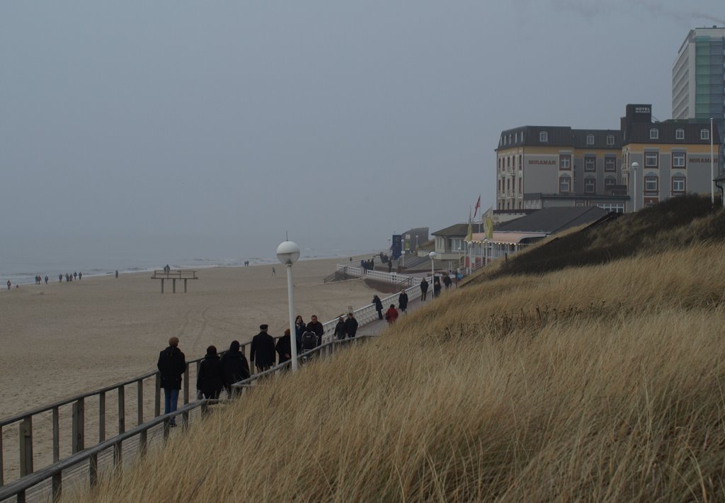 Trüber Wintertag am Hauptstrand by Hedwig Bäuning