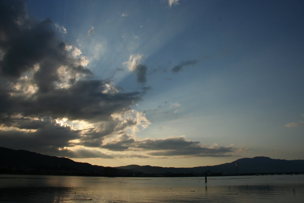 琵琶湖の黄昏　Twilight of lake Biwa by sigetzky