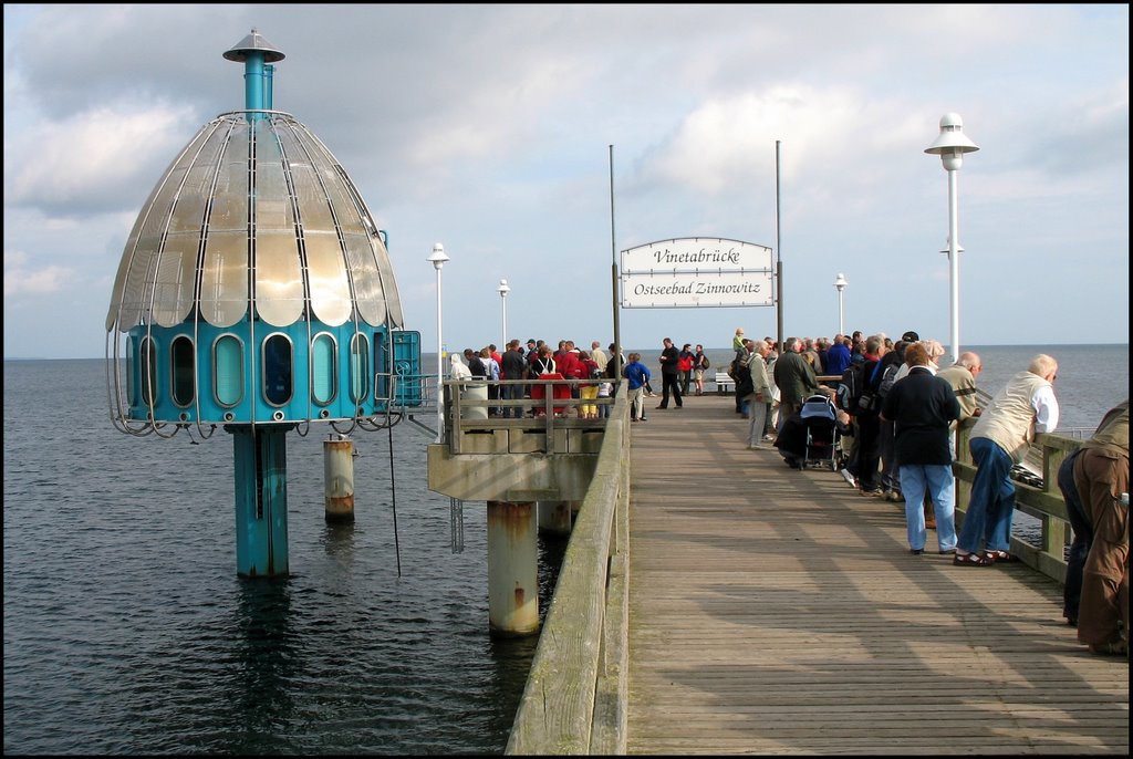 Von dieser Tauchgondel kann man die Unterwasserwelt der Ostsee beobachten - an der Vinetabrücke in Zinnowitz im Landkreis Ostvorpommern by Ralf Pätzold, Berlin