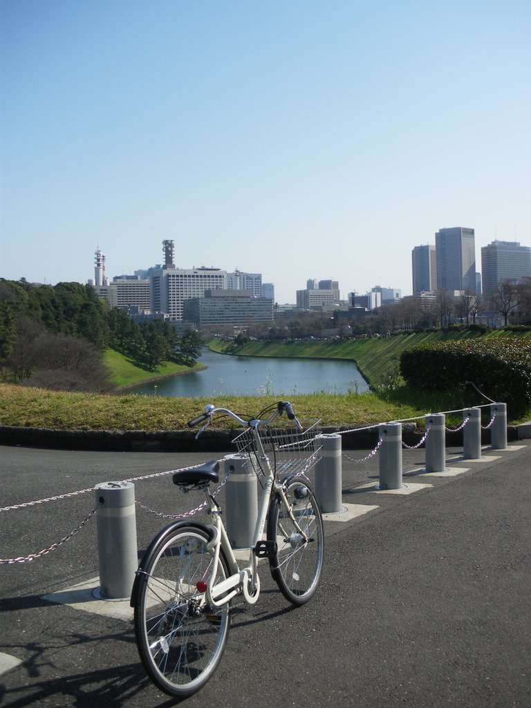 皇居の半蔵門から見る東京のオフィス街 by yukako317