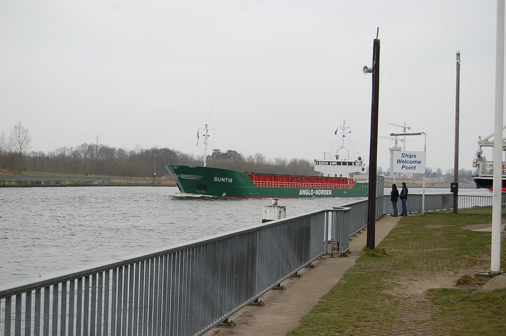 Bei der Eisenbahnhochbrücke in Rendsburg by Uwe Anderson