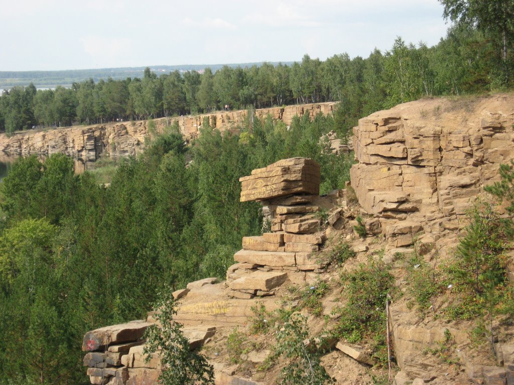 Izumrudniy lake (open-cast mine) by forjohndoe