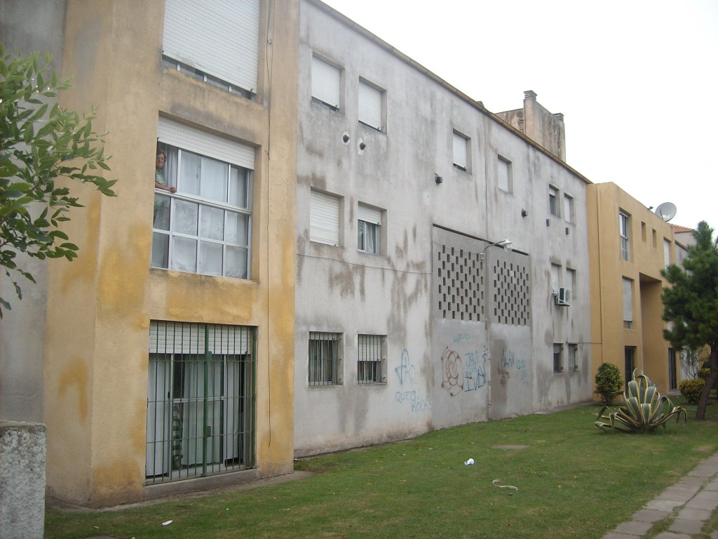 Edificio Empleados de Cacinos - Barrio Las Lilas by gxargay