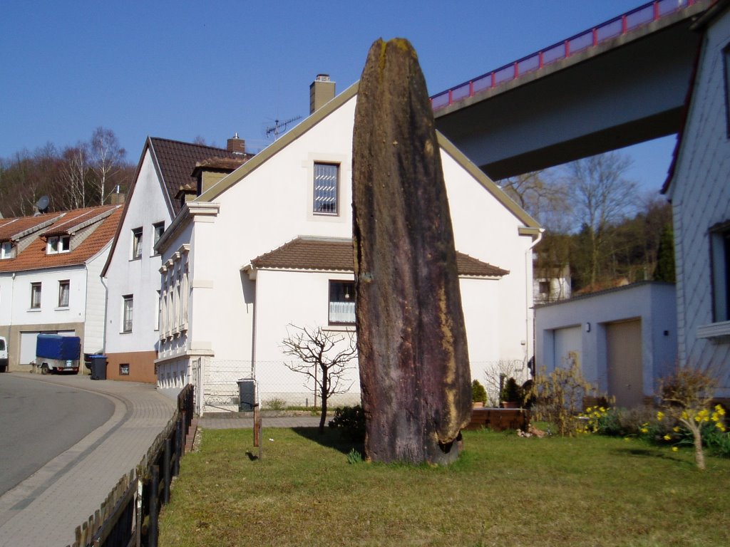 Menhir im Vorgarten: Spellenstein (von Süden) by igbwolf