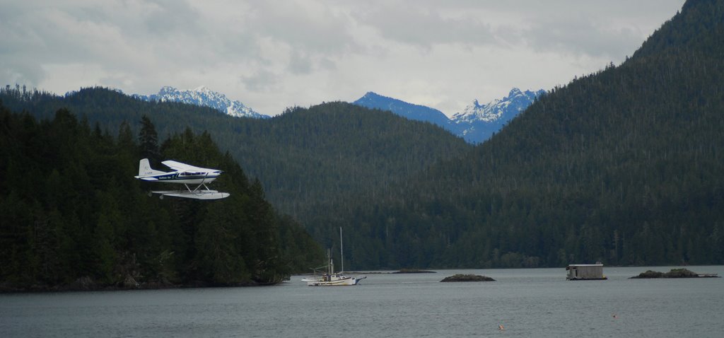 Sea plane leaving Tofino by ConradT