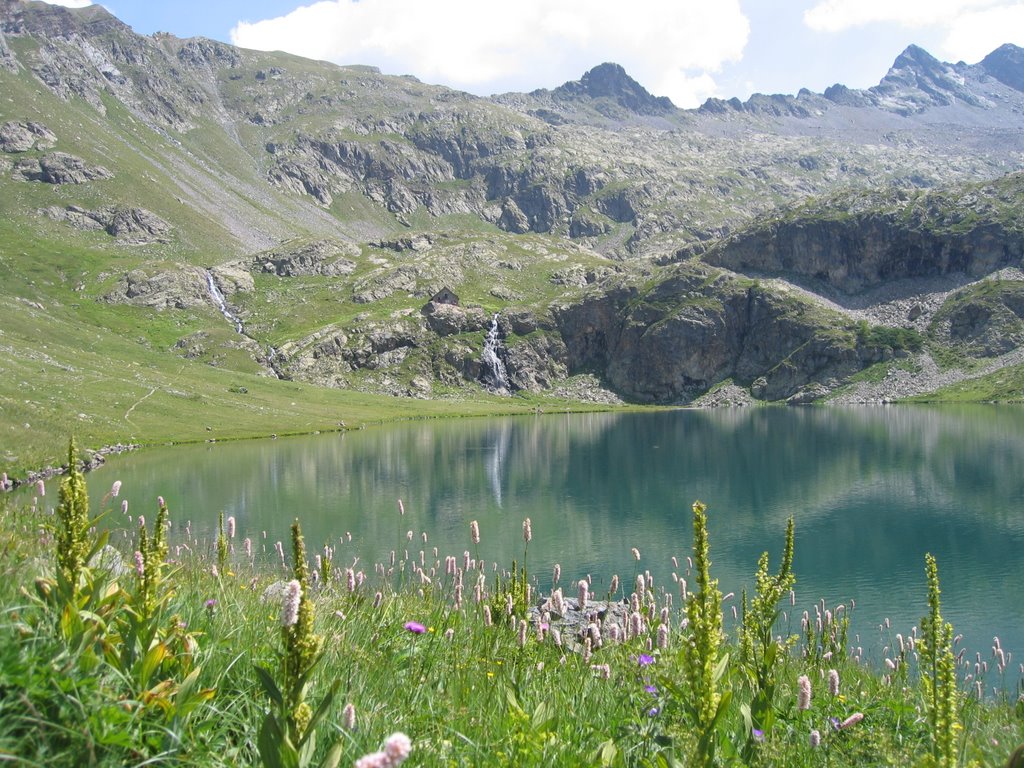 Vens Lakes Refuge from 3rd lake. by Laurent Levier