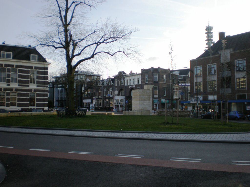 Hertogplein met stadspoortmonument en Wilhelminaboom by Marc1977nl