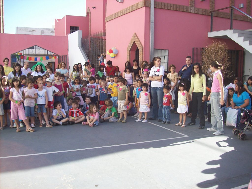 Iglesia "Jesucristo Rey". " Y eran fieles en conservar la enseñanza de los apóstoles en compartir lo que tenían, en reunirse para partir el pan y en las oraciones". Hechos 2:42.- (foto: Alicia Rossi). by Alicia Rossi