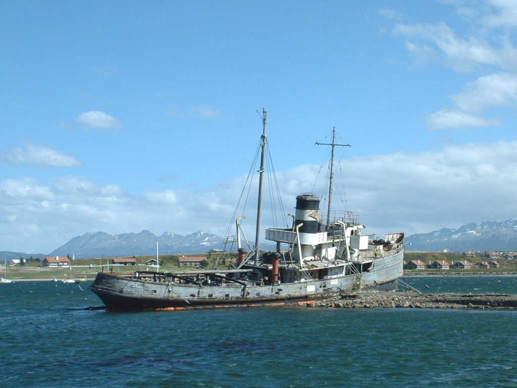 Argentina, ancien bateau vapeur dans le port à Ushuaia by Roger-11