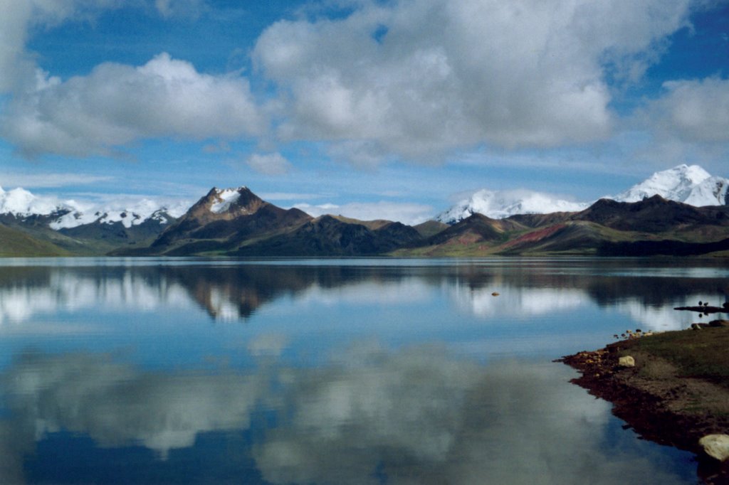 Laguna Sibinacocha from the S., Peru by Ian Leader