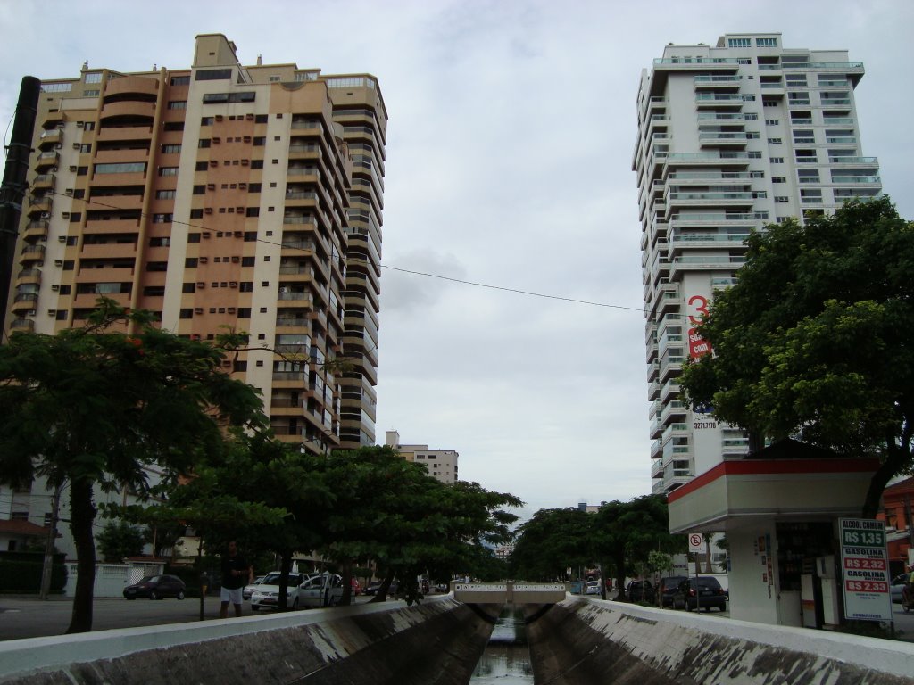 Av Almirante Cochrane X Av Epitácio Pessoa,Santos,SP. A euforia do petróleo do pré sal,está acelerando o crescimento vertical da cidade. by J. C. de Carvalho