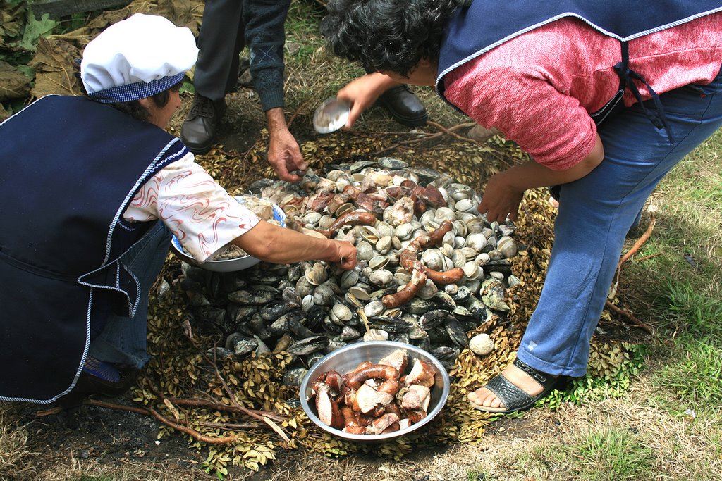 CURANTO EN HOYO by Juan Mena Letelier