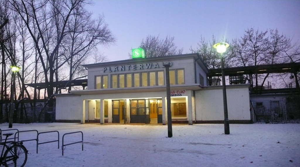 Bahnhof Plänterwald by farpoint