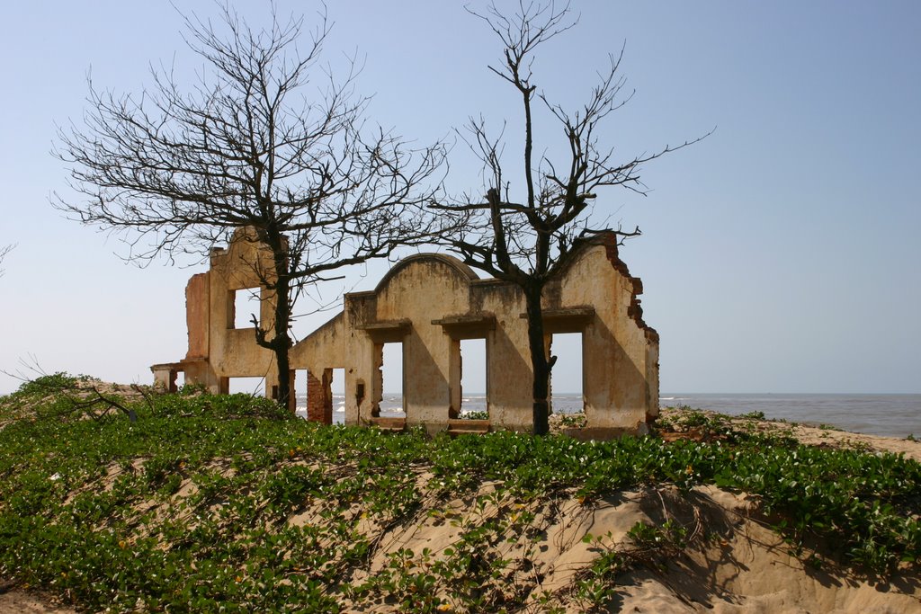 Coastal erosion at Atafona Beach (June 2007) by Renato Ramos