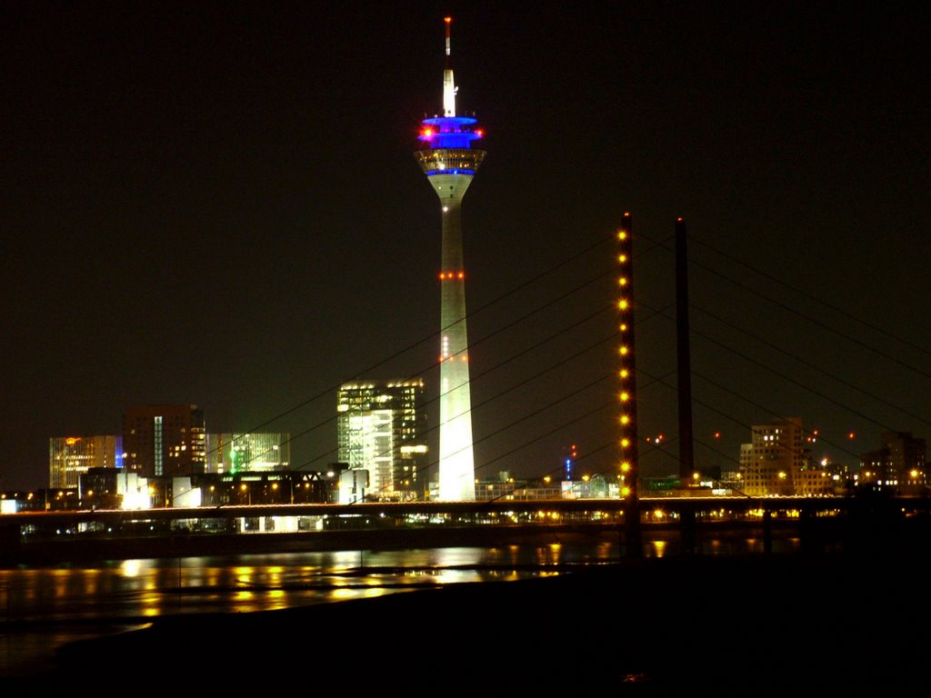 Skyline bei Nacht by Tekahr