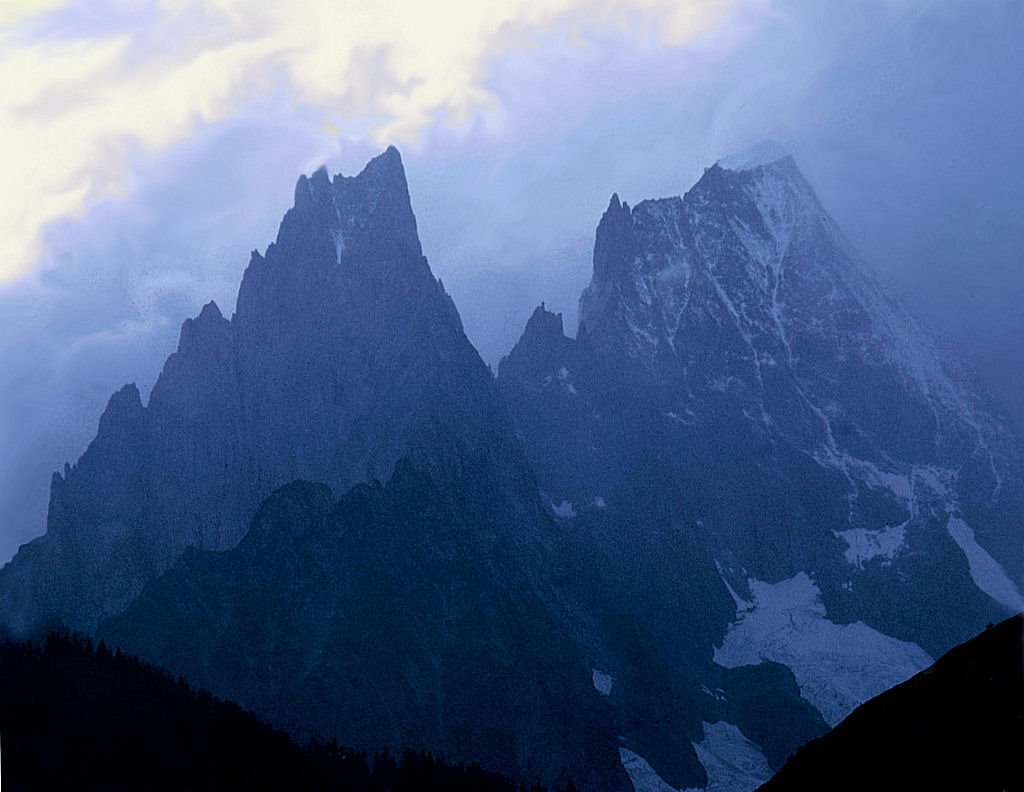 Nuvole sulle Aiguilles de Peutérey - Courmayeur (Vallée d'Aoste) by Antonio Passaseo