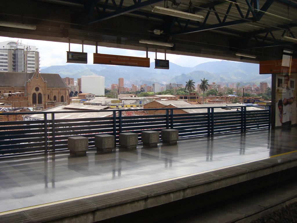 Estación del Metro: Cisneros. by Andrés Loaiza Escobar