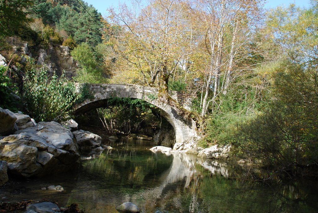 Puente junto a la entrada de la cueva del Ibón by M.A. Muñoz