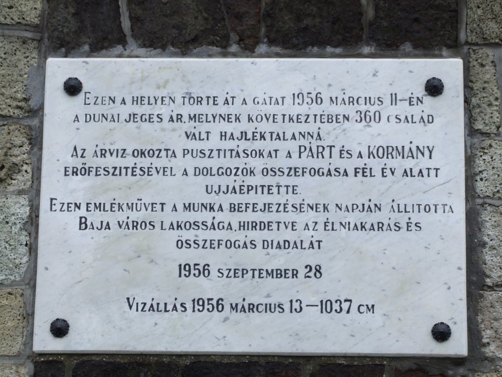 Baja - az 1956-os árvíz emlékműve (ezen a helyen törte át a gátat 1956. március 11-én a dunai jeges ár, melynek következtében 360 család vált hajléktalanná.) by Gausss