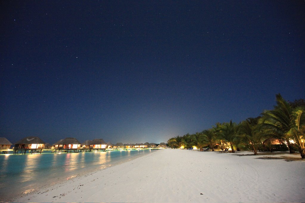 Plage @ Lagon la nuit by Olivier POIROTTE