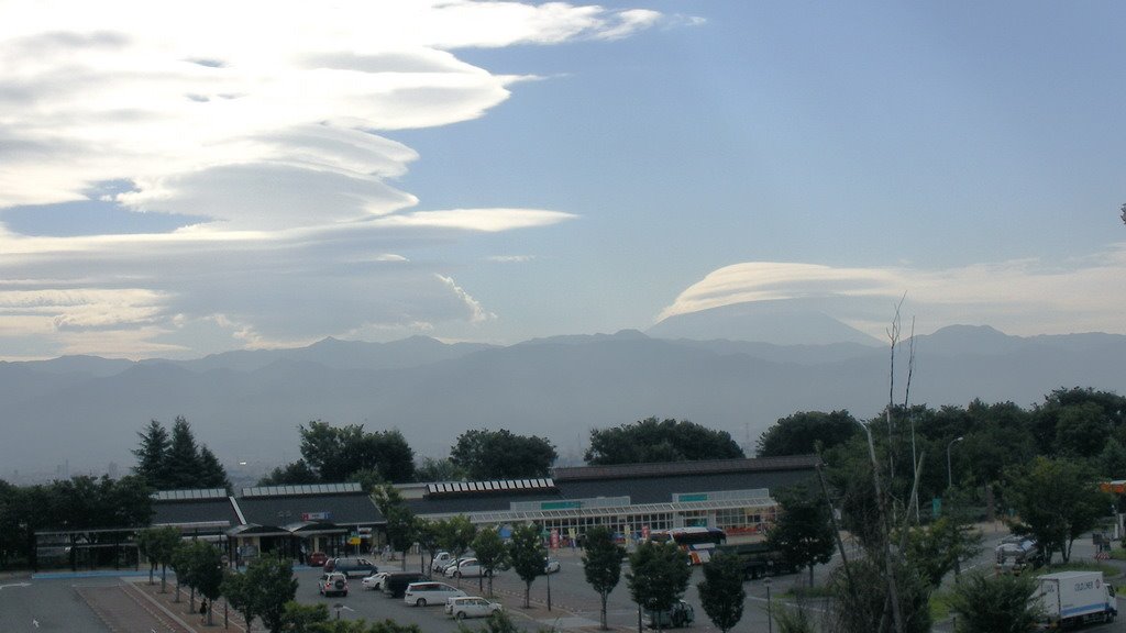 Umbrella Cloud on the Mt. Fuji by shigatsu