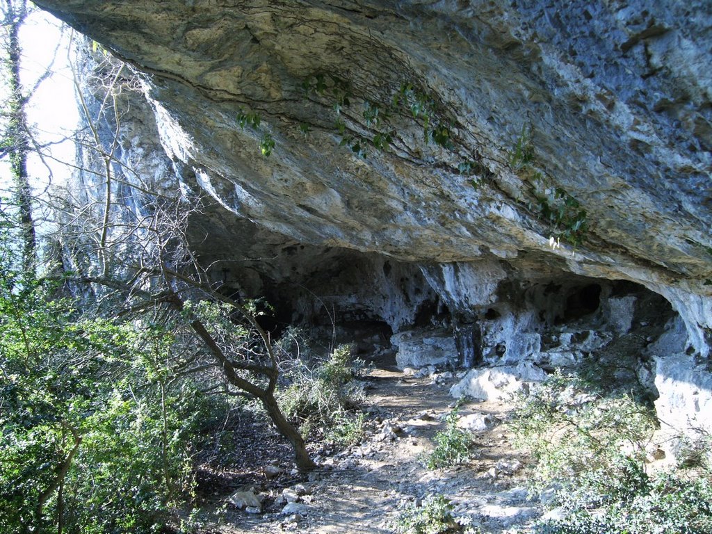 Chemin sous la falaise. by Pierre R.