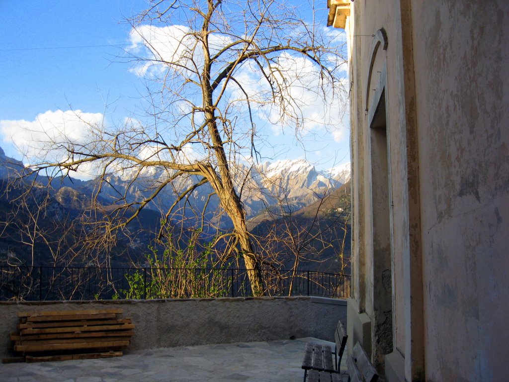 Pariana, la chiesa, le Apuane by sergio alessi